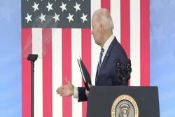 VIDEO: Biden shakes hands with imaginary friend