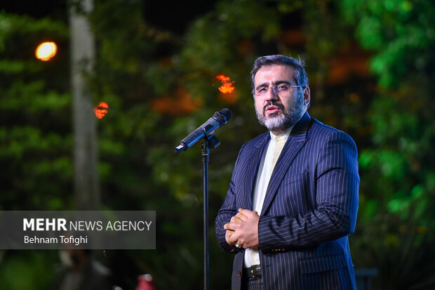 محمدمهدی اسماعیلی وزیر فرهنگ و ارشاد اسلامی در حال سخنرانی در آیین اختتامیه هشتمین دوره هفته هنر انقلاب اسلامی است