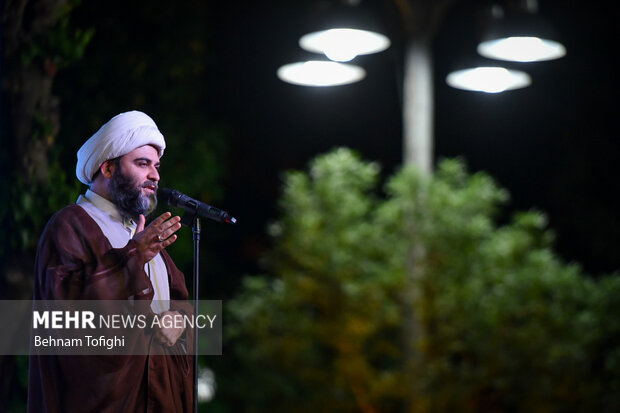حجت الاسلام محمد قمی رئیس سازمان تبلیغات اسلامی در حال سخنرانی در آیین اختتامیه هشتمین دوره هفته هنر انقلاب اسلامی است
