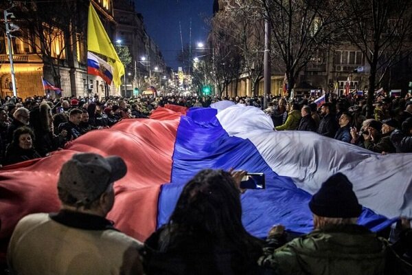 هزاران نفر از مردم صربستان در حمایت از پوتین تظاهرات کردند