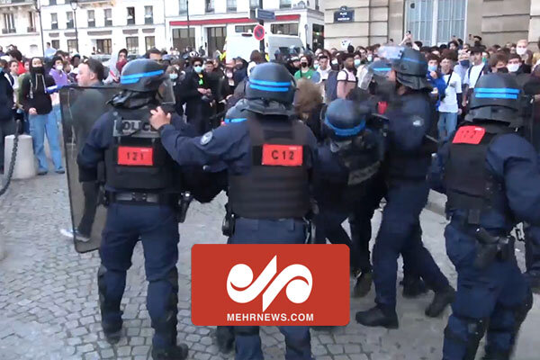 رفتار وحشیانه پلیس فرانسه با دانشجویان معترض به نتایج انتخابات 