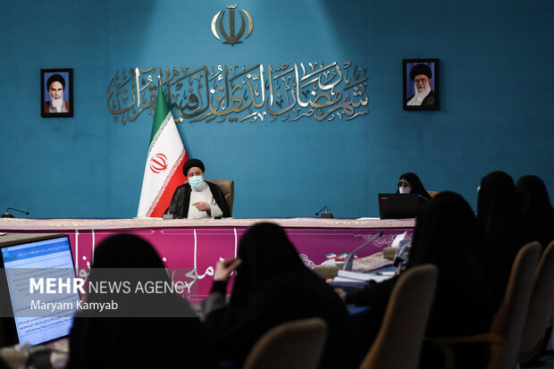 حجت الاسلام سید ابراهیم رئیسی رئیس جمهور  در حال سخنرانی در جلسه ستاد ملی زن و خانواده است