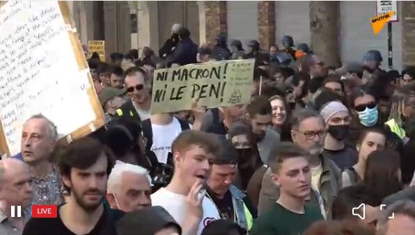معترضان در پاریس یکپارچه شعار می‌دهند: نه «ماکرون» نه «لوپن» 
