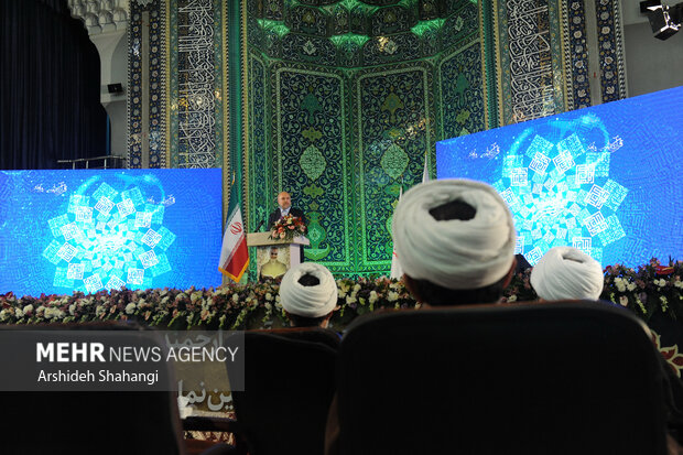 محمدباقر قالیباف رئیس مجلس شورای اسلامی در حال سخنرانی در آیین افتتاح بیست و نهمین نمایشگاه قرآن در مصلی تهران است