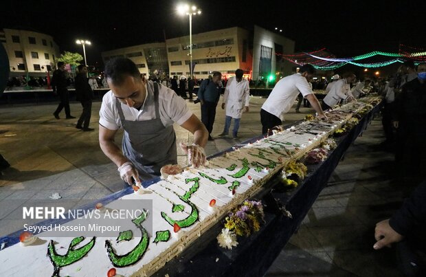 پخت کیک پنج تنی به مناسبت میلاد امام حسن مجتبی (ع) در مشهد