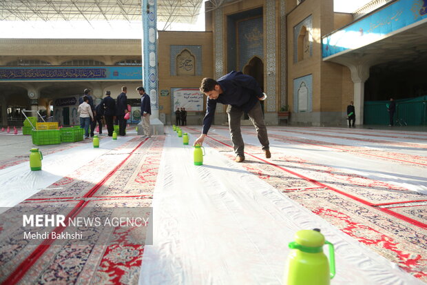 سفره فطاری کریمه اهل بیت(س) در شب میلاد کریم اهل بیت(ع)