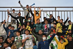 حضور تماشاگران در بازی نیمه نهایی جام حذفی در اراک