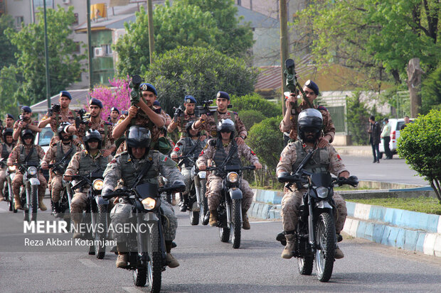رژه خودرویی نیروهای مسلح گیلان در گرامیداشت روز ارتش