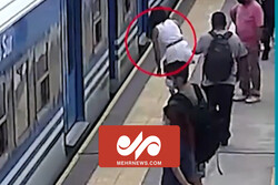 لحظه افتادن یک زن آرژانتینی زیر قطار و نجات معجزه آسای او