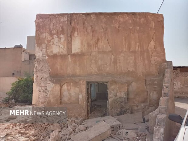 خانه های تاریخی کازرون زیر سایه لودرها/ یک بنای دیگر تخریب شد