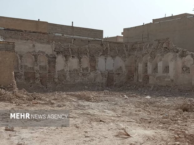 خانه های تاریخی کازرون زیر سایه لودرها/ یک بنای دیگر تخریب شد