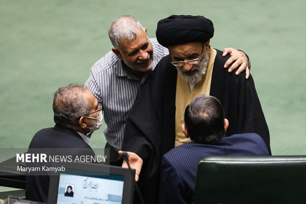 نمایندگان مجلس در حال گفتگو با یکدیگر در  جلسه علنی مجلس شورای اسلامی هستند