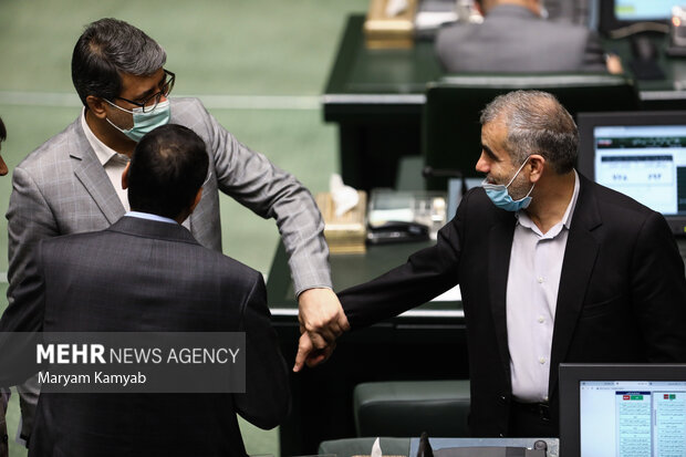 نمایندگان مجلس در حال گفتگو با یکدیگر در  جلسه علنی مجلس شورای اسلامی هستند
