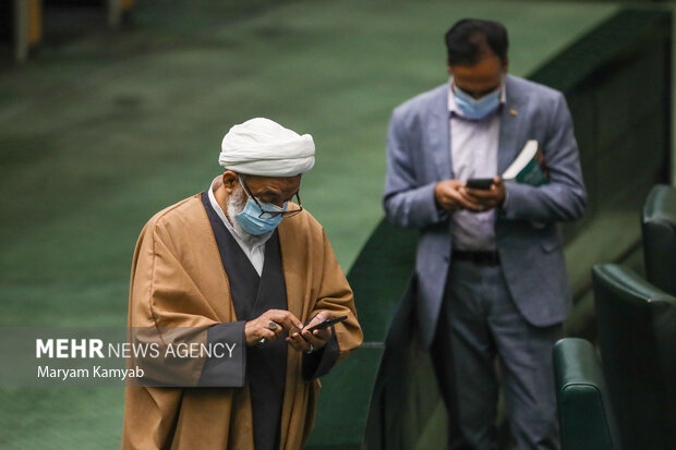 مرتضی آقا تهرانی نماینده مجلس در حال کار با تلفن همراه خود در جلسه علنی مجلس شورای اسلامی است
