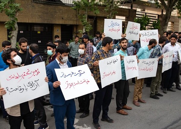 Kur'an-ı Kerim'e yapılan hakaret Tahran'da protesto edildi