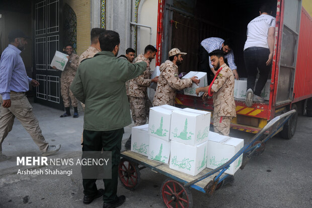 بعدازظهر امروز یکصد و ده هزار بسته کمک های مومنانه توسط سپاه تهران بزرگ برای مردم نیازمند و محروم ارسال شد