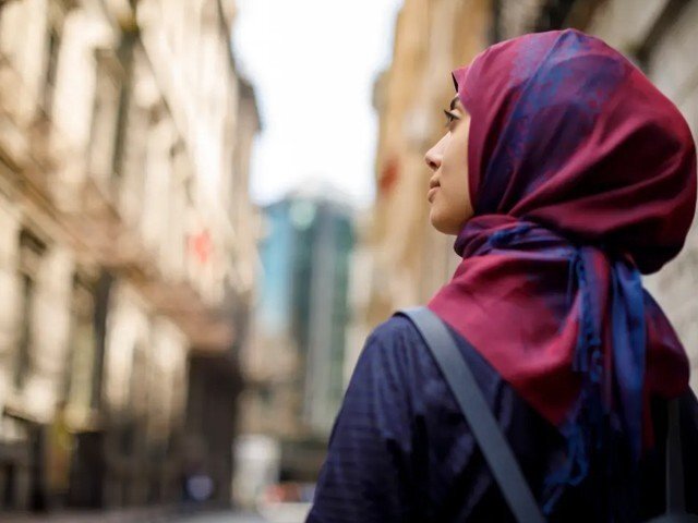 فرانسیسی نسل پرست پولیس کاباحجاب مسلم خواتین پر بہیمانہ اور مجرمانہ تشدد
