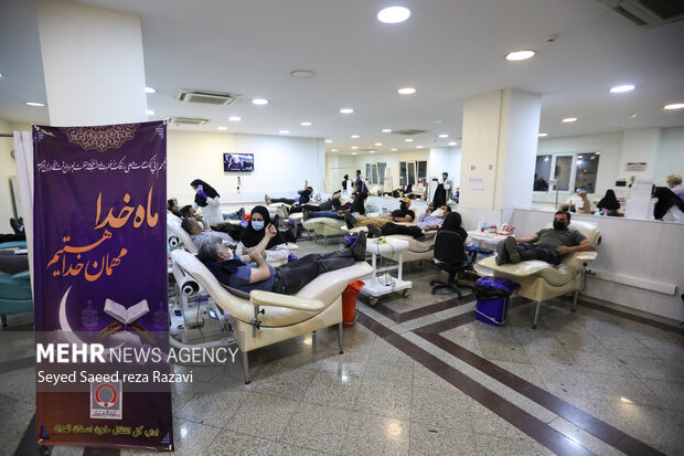 همزمان با فرا رسیدن شب نوزدهم ماه رمضان مردم تهران با حضور در سازمان انتقال خون استان تهران با هدف کمک به همنوع و اهدای زندگی به بیماران خون خود را اهدا کردند