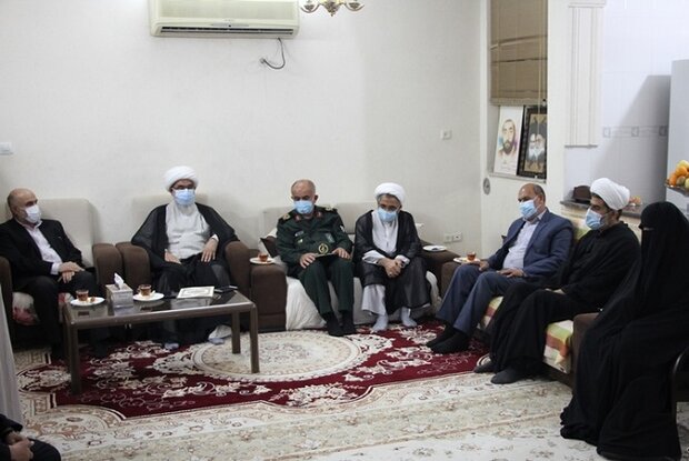  مسئولان ارشد بوشهر با سه خانواده شهید روحانی استان دیدار کردند