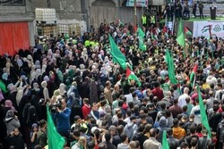 آلاف الفلسطينيين يشاركون بمسيرات حاشدة في غزة