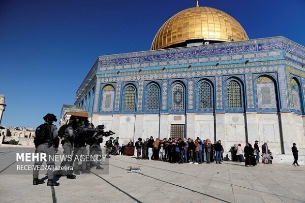 Zionists conduct another raid on Al-Aqsa, injure 40