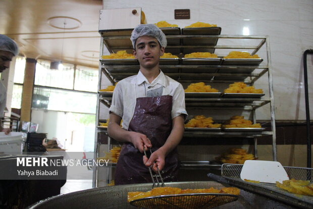 Zoolbia and Bamieh for Iftar in Kermanshah