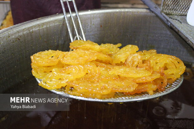 Zoolbia and Bamieh for Iftar in Kermanshah