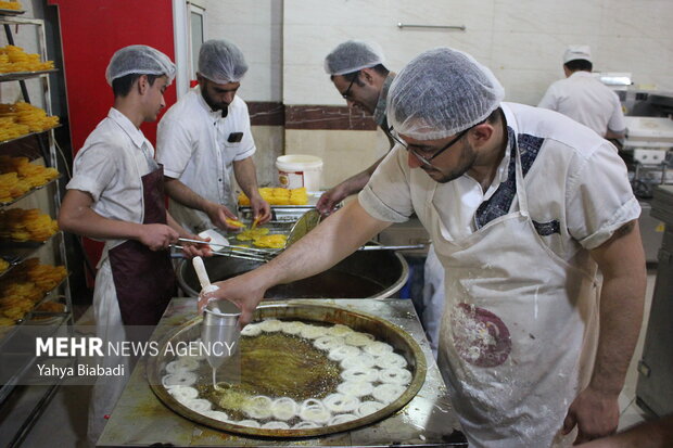 Zoolbia and Bamieh for Iftar in Kermanshah