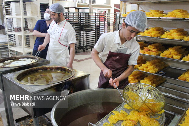 Zoolbia and Bamieh for Iftar in Kermanshah