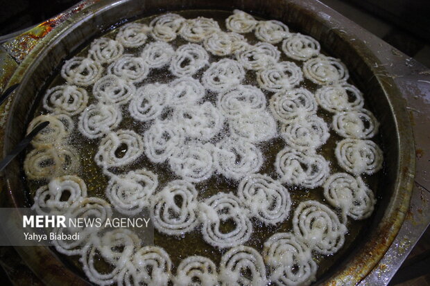 Zoolbia and Bamieh for Iftar in Kermanshah