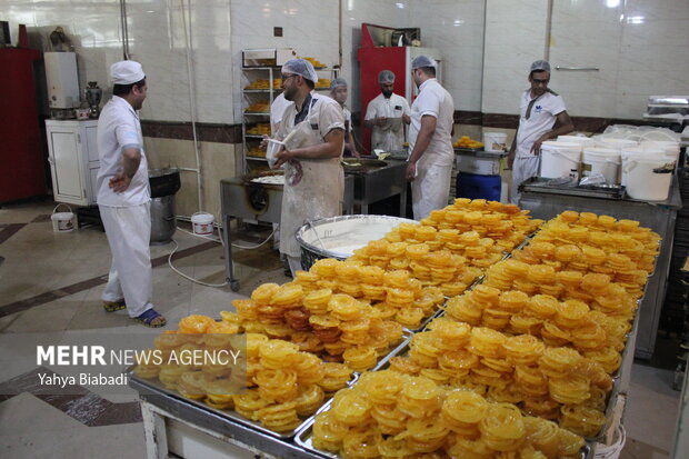 Zoolbia and Bamieh for Iftar in Kermanshah