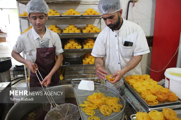 Zoolbia and Bamieh for Iftar in Kermanshah