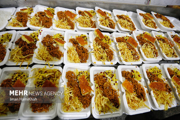 اطعام افراد تحت پوشش کمیته امداد خراسان شمالی در عید قربان