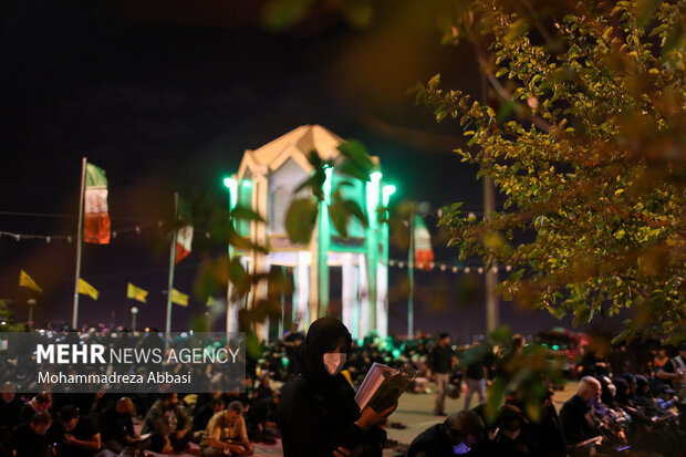 مراسم شب بیست و یکم ماه مبارک رمضان در مقبره الشهدا شهرک شهید باقری تهران با حضور عاشقان اهل بیت (ع) برگزار شد