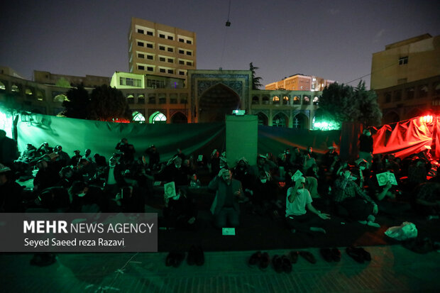 مراسم احیای شب بیست و یکم ماه رمضان ۱۴۰۱ به همراه آئین معنوی و روحانی دعای جوشن کبیر، ذکر استغفار و قرآن به سر در دانشگاه شریف برگزار شد.