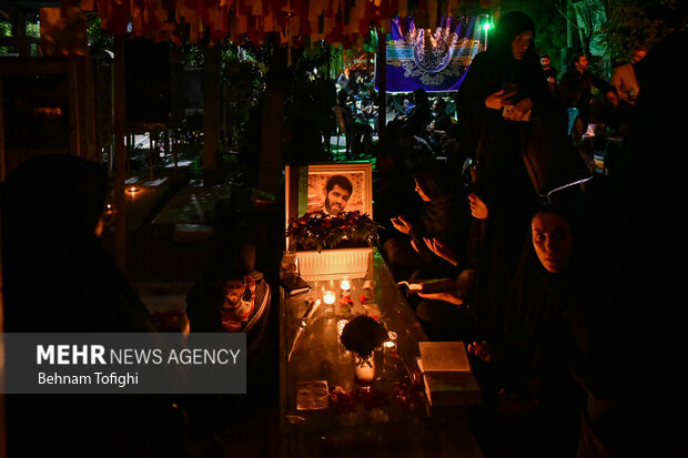 Tehraners observe night of Laylat al-Qadr in Behesht-e Zahra