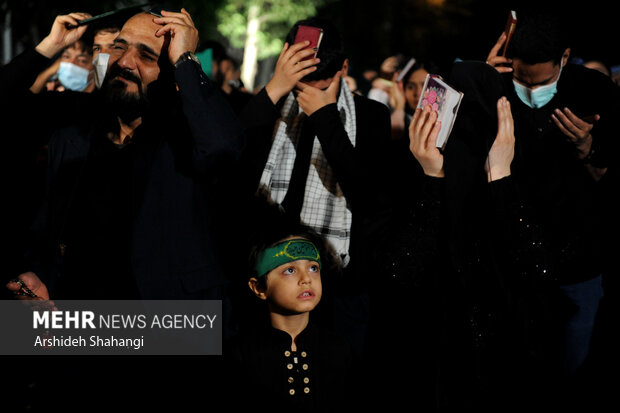 مراسم شب بیست و یکم ماه مبارک رمضان در حسینیه همدانیها و خیابان ری تهران با حضور عاشقان اهل بیت (ع) برگزار شد