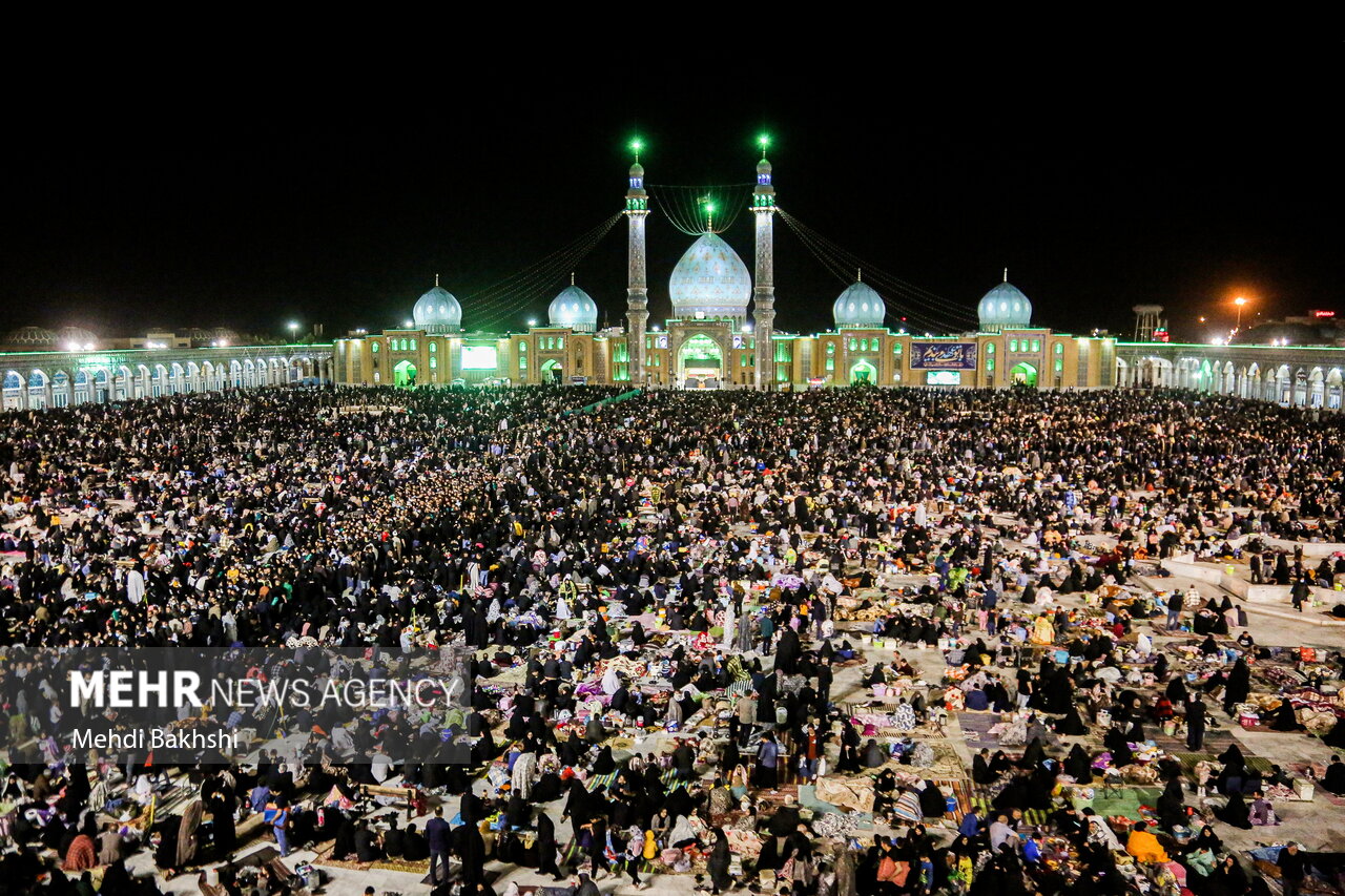 مسجد مقدس جمکران میں مؤمنین نے دوسری شب قدر کی مناسبت سے دعا و مناجات میں حصہ لیا