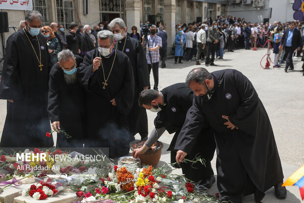 در پایان مراسم یکصد و هفتمین سالگرد واقعه نسل کشی ارامنه هموطنان ارامنه کشورمان یادبود این واقعه را گلباران کردند