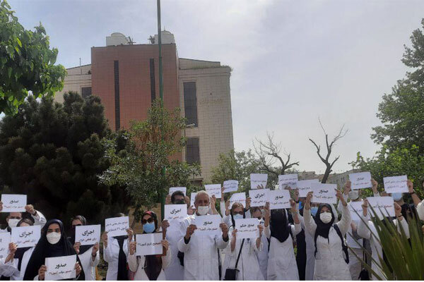 تجمع اعتراضی داوطلبان آزمون دستیاری در مقابل دیوان عدالت اداری