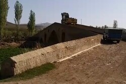 توقف بیل مکانیکی در کنار پل تاریخی سردار زنجان