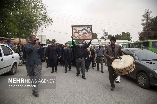 تشییع پیکر مادر شهیدان رضوان مدنی در کرمانشاه