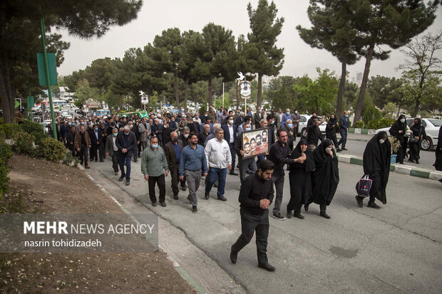 تشییع پیکر مادر شهیدان رضوان مدنی در کرمانشاه