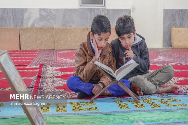 طبخ و توزیع غذای نذری در روستای ارجنک