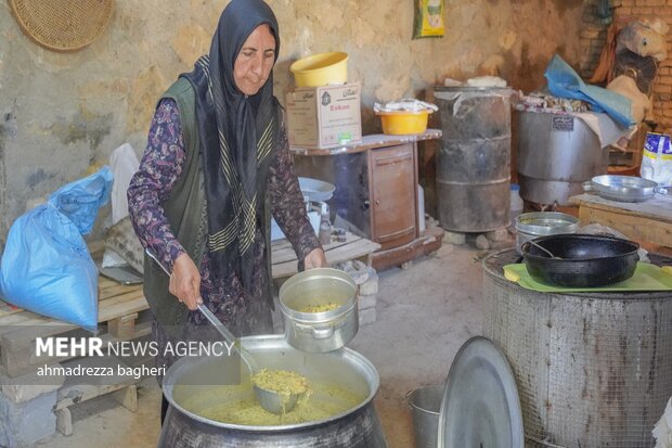 طبخ و توزیع غذای نذری در روستای ارجنک