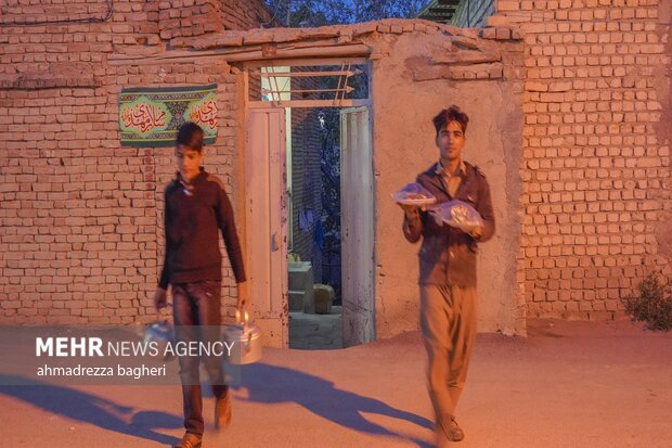 طبخ و توزیع غذای نذری در روستای ارجنک