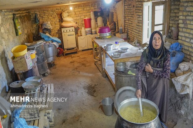 طبخ و توزیع غذای نذری در روستای ارجنک