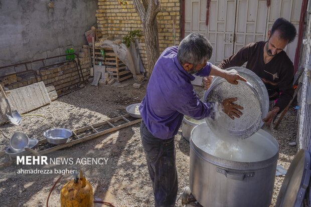 طبخ و توزیع غذای نذری در روستای ارجنک