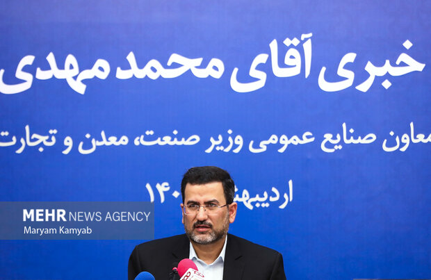 محمدمهدی برادران معاون صنایع عمومی وزیر صمت در حال پاسخگویی به سوالات خبرنگاران است