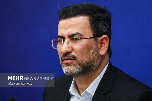 محمدمهدی برادران معاون صنایع عمومی وزیر صمت در حال پاسخگویی به سوالات خبرنگاران است